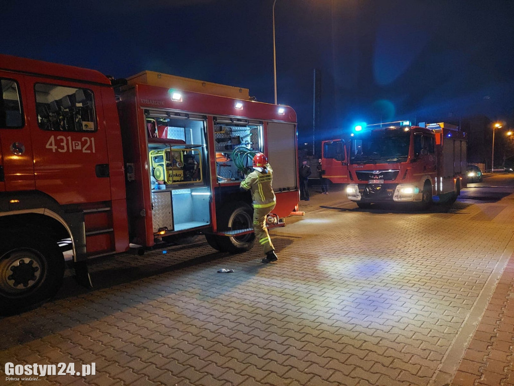 Dziewczynka utknęła między rurami na gostyńskim osiedlu
