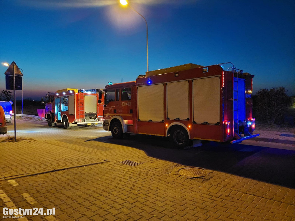 Dziewczynka utknęła między rurami na gostyńskim osiedlu