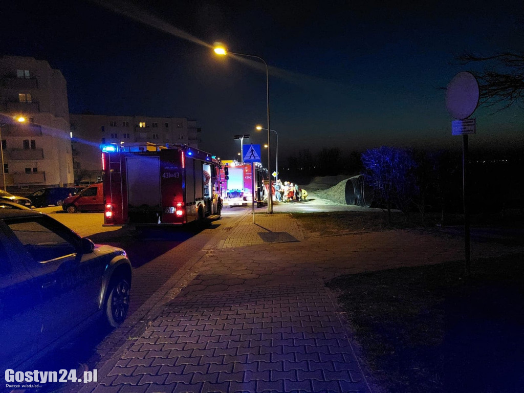 Dziewczynka utknęła między rurami na gostyńskim osiedlu