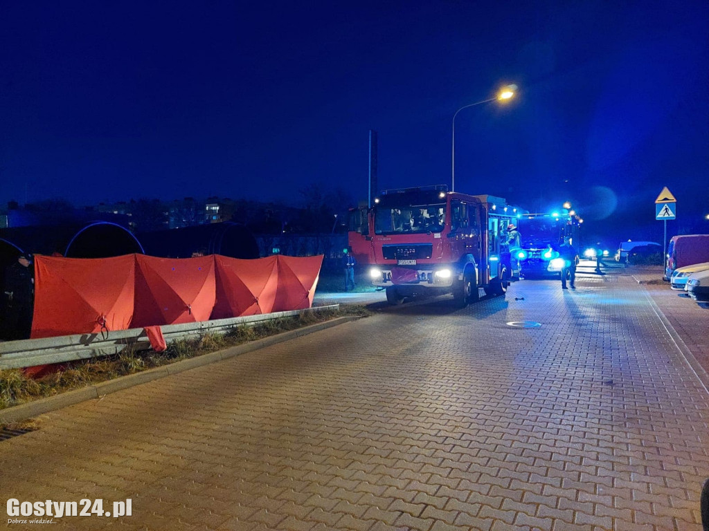 Dziewczynka utknęła między rurami na gostyńskim osiedlu