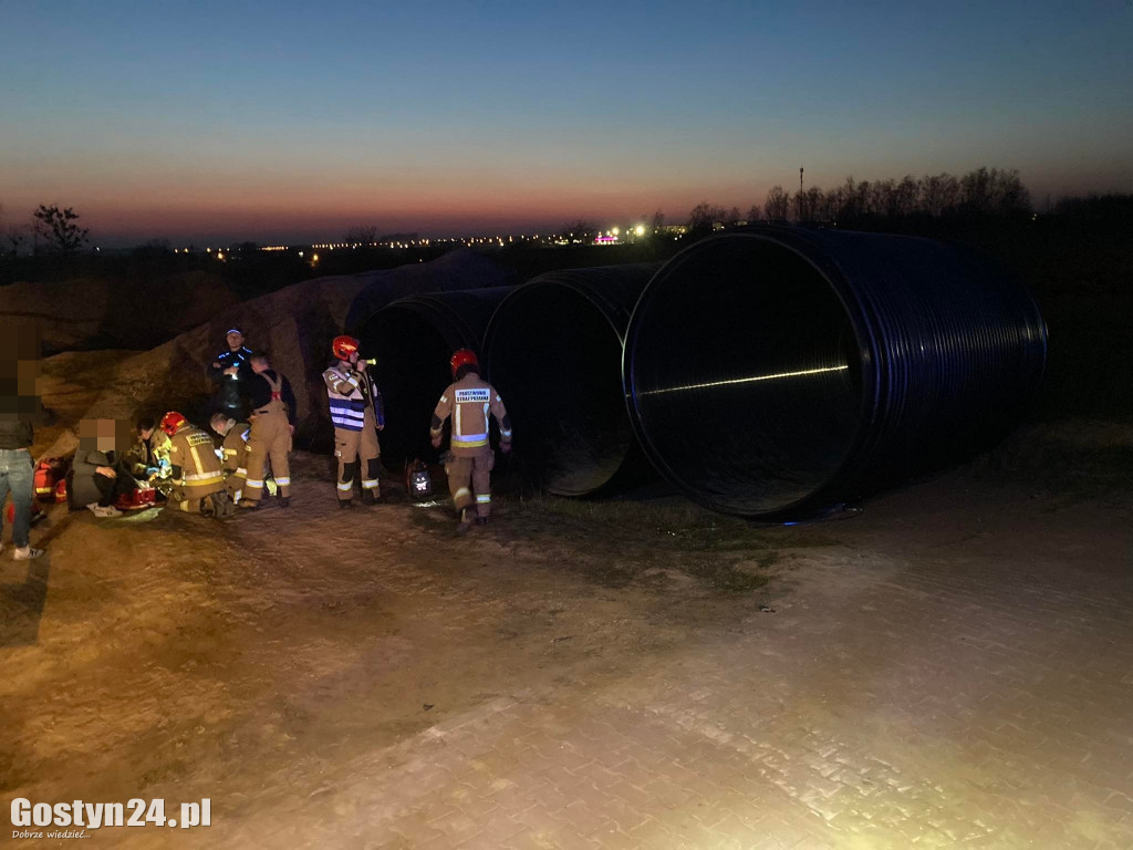 Dziewczynka utknęła między rurami na gostyńskim osiedlu