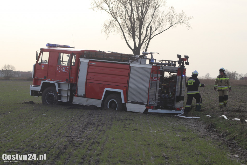 Pożar przy polnej drodze. W akcji 7 zastępów strażaków