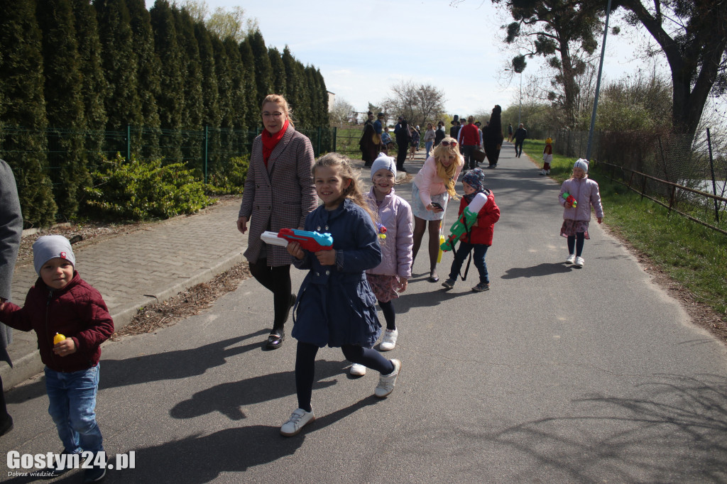 Kominiarze przeszli w Lany Poniedziałek przez Zalesie