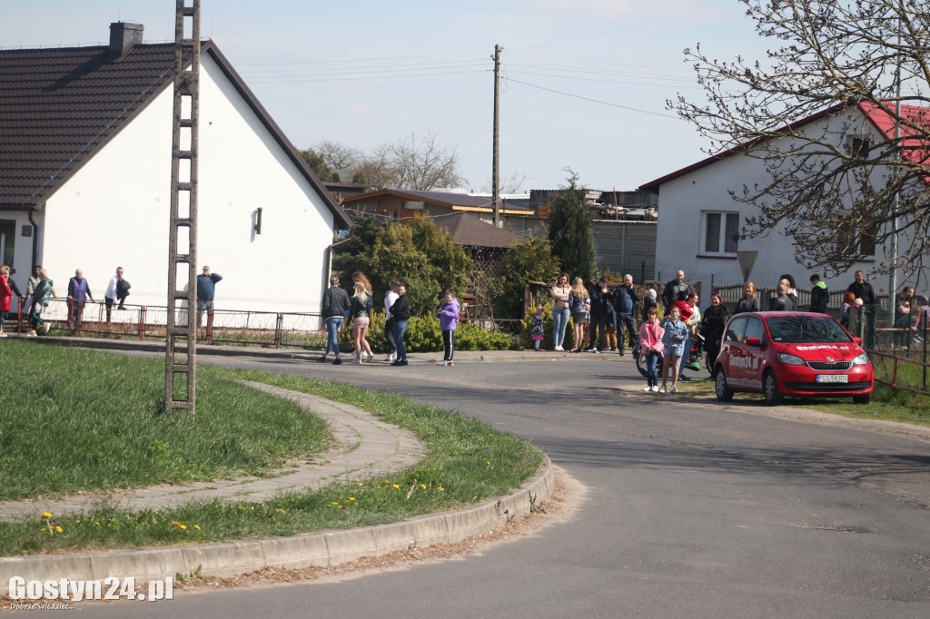 Kominiarze przeszli w Lany Poniedziałek przez Zalesie