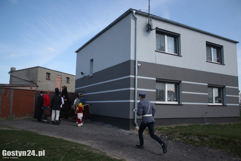 Kominiarze przeszli w Lany Poniedziałek przez Zalesie