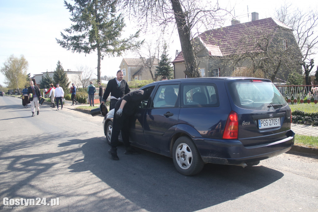 Kominiarze przeszli w Lany Poniedziałek przez Zalesie