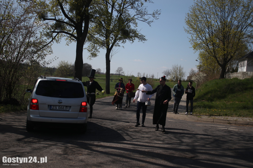Kominiarze przeszli w Lany Poniedziałek przez Zalesie