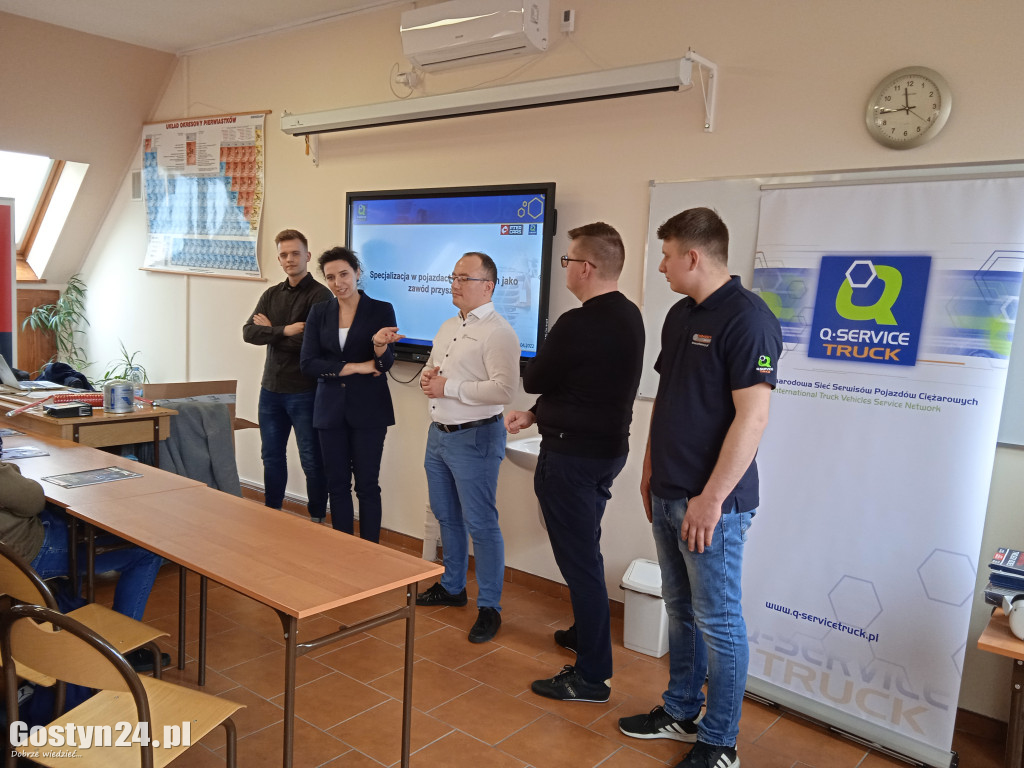 Spotkanie uczniów ZSOiZ w Pogorzeli z przedstawicielami firm