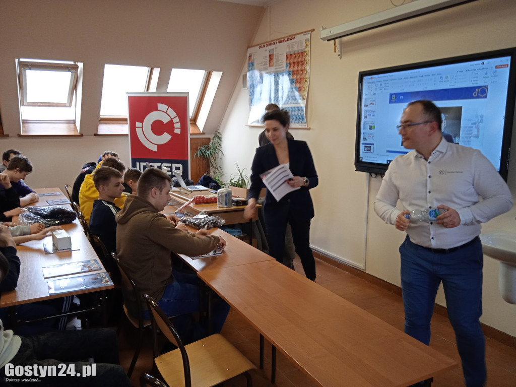 Spotkanie uczniów ZSOiZ w Pogorzeli z przedstawicielami firm