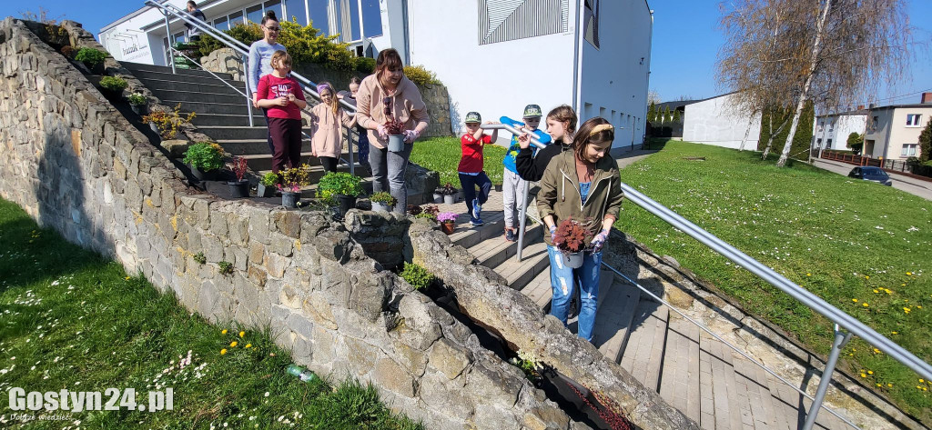 Akcja sadzenie krzewów i kwiatów przy GOK Hutnik