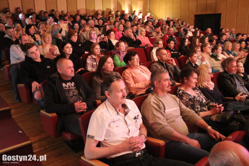 Występ Grupy Teatralnej na Fali w spektaklu Bajzel na Kółkach