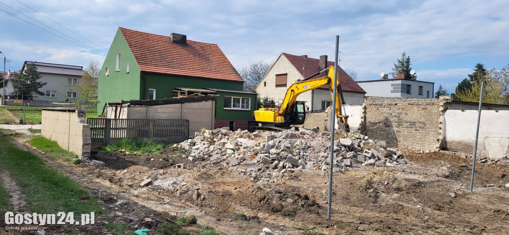 Prace wyburzeniowe pod nowe rondo w Gostyniu
