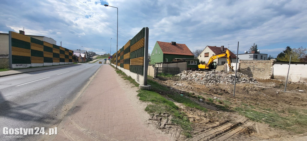 Prace wyburzeniowe pod nowe rondo w Gostyniu
