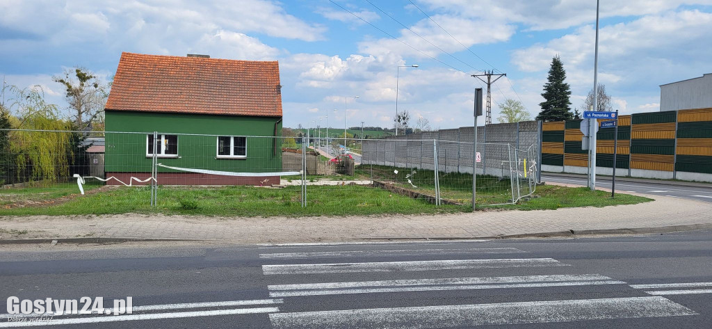 Prace wyburzeniowe pod nowe rondo w Gostyniu