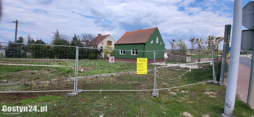 Prace wyburzeniowe pod nowe rondo w Gostyniu