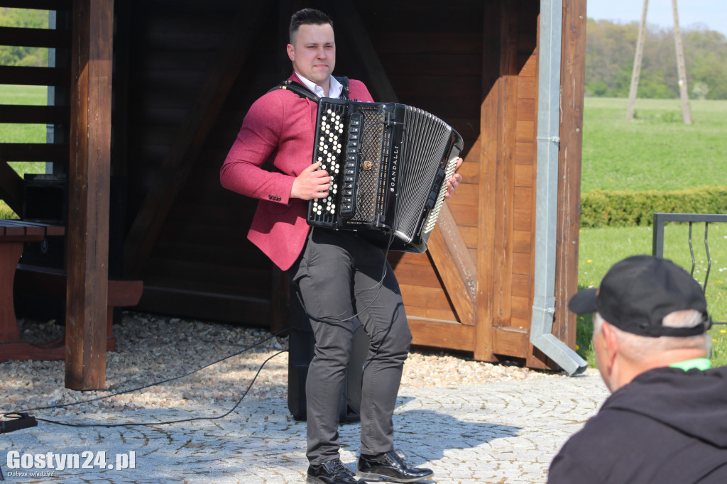 Rowerowa majówka i koncert przy wiatraku w Pępowie