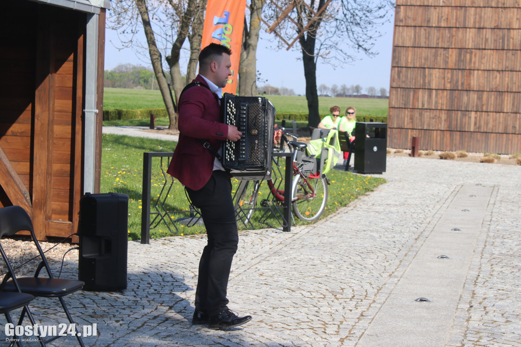 Rowerowa majówka i koncert przy wiatraku w Pępowie