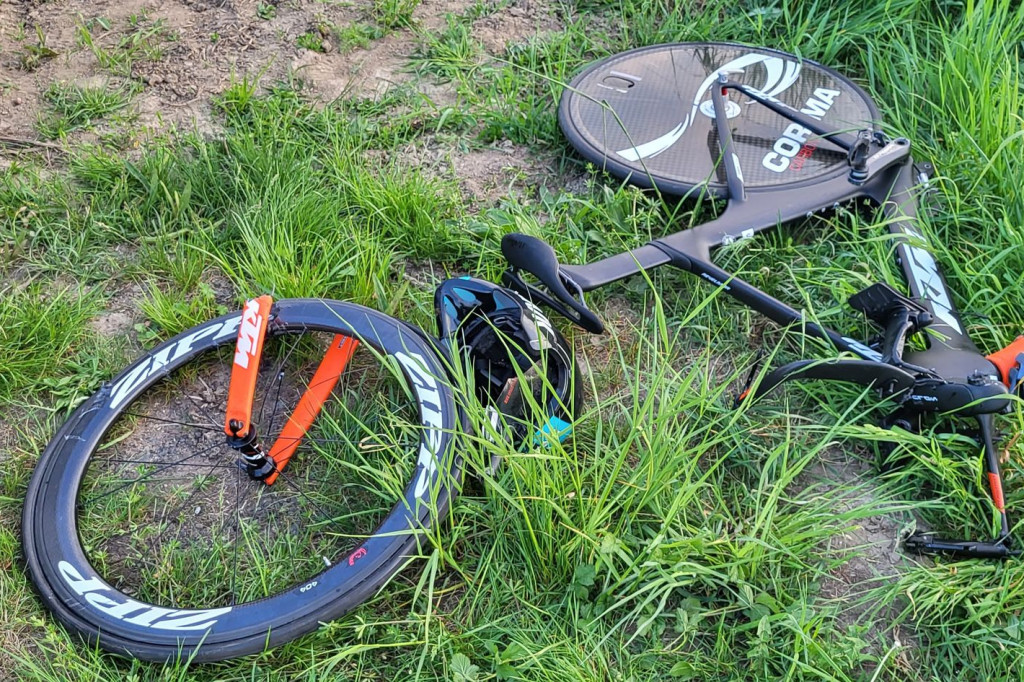 Wypadek na trasie wyścigu kolarskiego
