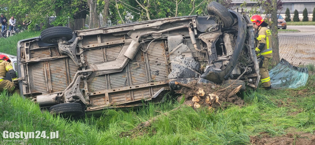 Wypadek na trasie Babkowice - Pępowo. Bus uderzył w drzewo