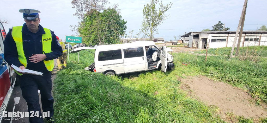 Wypadek na trasie Babkowice - Pępowo. Bus uderzył w drzewo