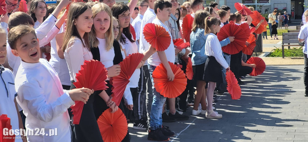 Wiosenny happening z biało-czerwoną rozetą