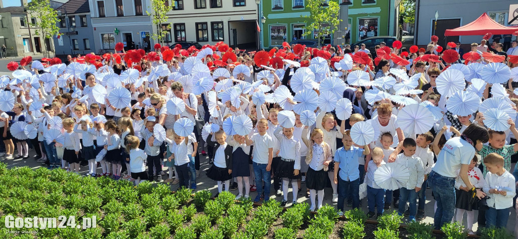 Wiosenny happening z biało-czerwoną rozetą