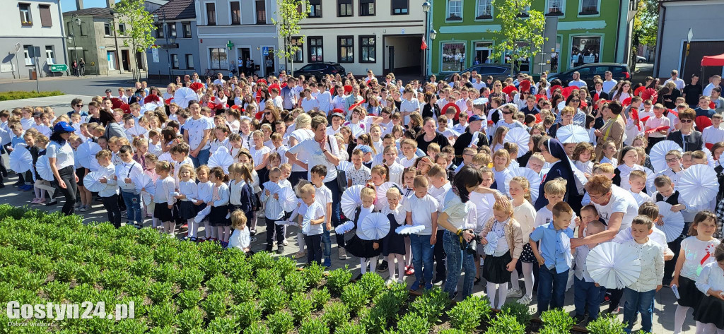 Wiosenny happening z biało-czerwoną rozetą