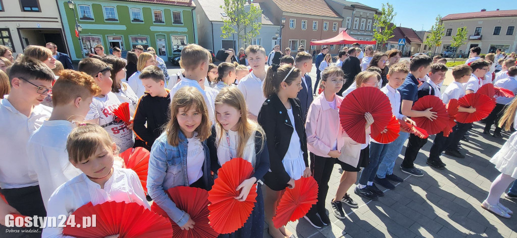 Wiosenny happening z biało-czerwoną rozetą