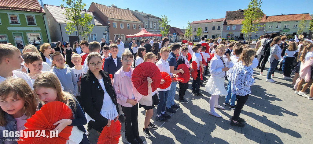 Wiosenny happening z biało-czerwoną rozetą