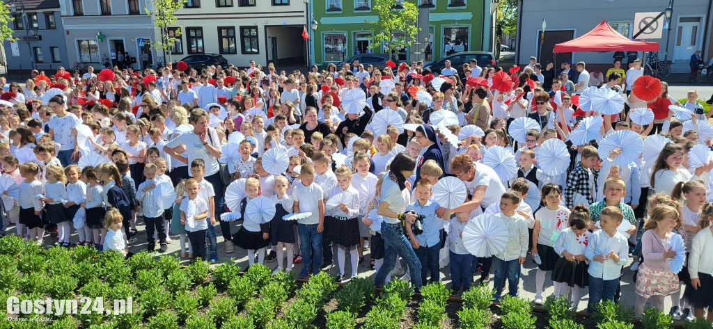 Wiosenny happening z biało-czerwoną rozetą