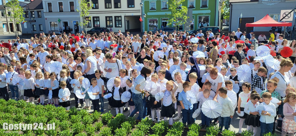 Wiosenny happening z biało-czerwoną rozetą