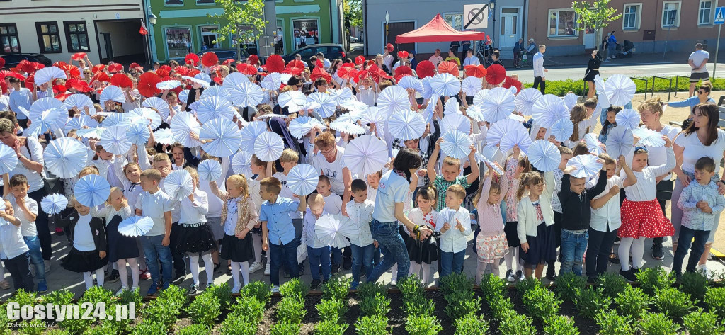 Wiosenny happening z biało-czerwoną rozetą