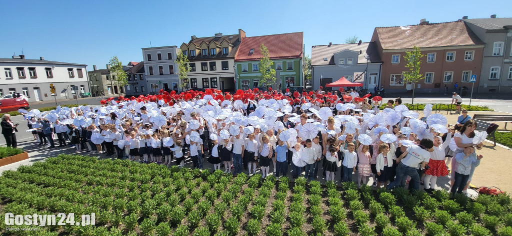 Wiosenny happening z biało-czerwoną rozetą