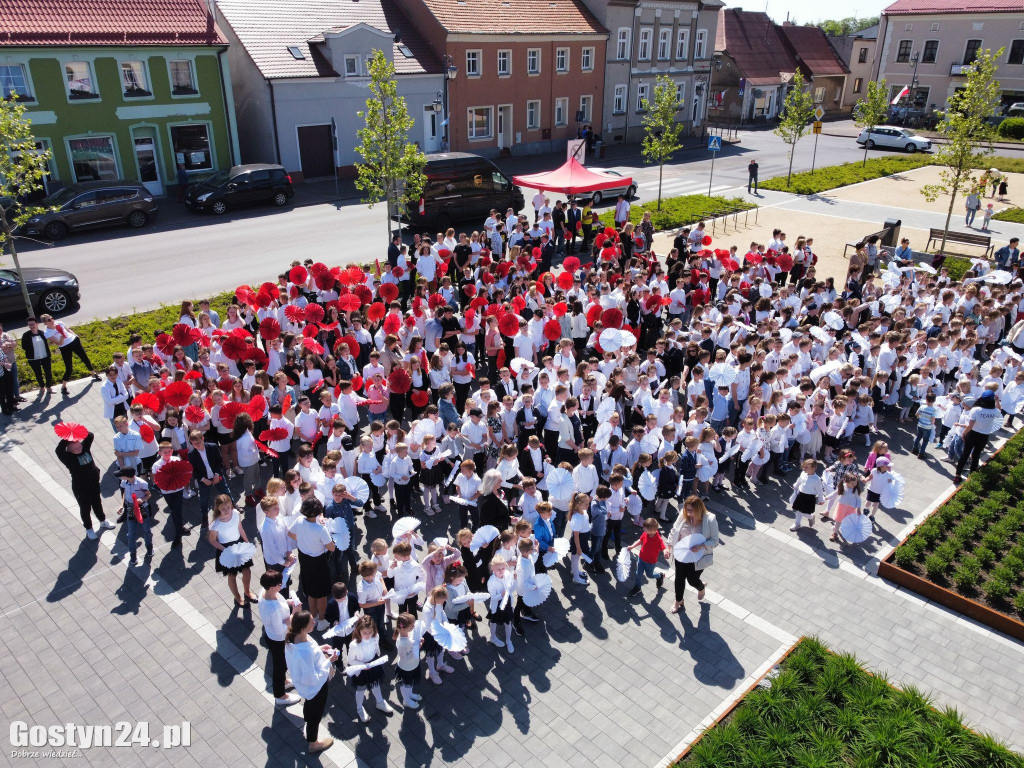 Wiosenny happening z biało-czerwoną rozetą