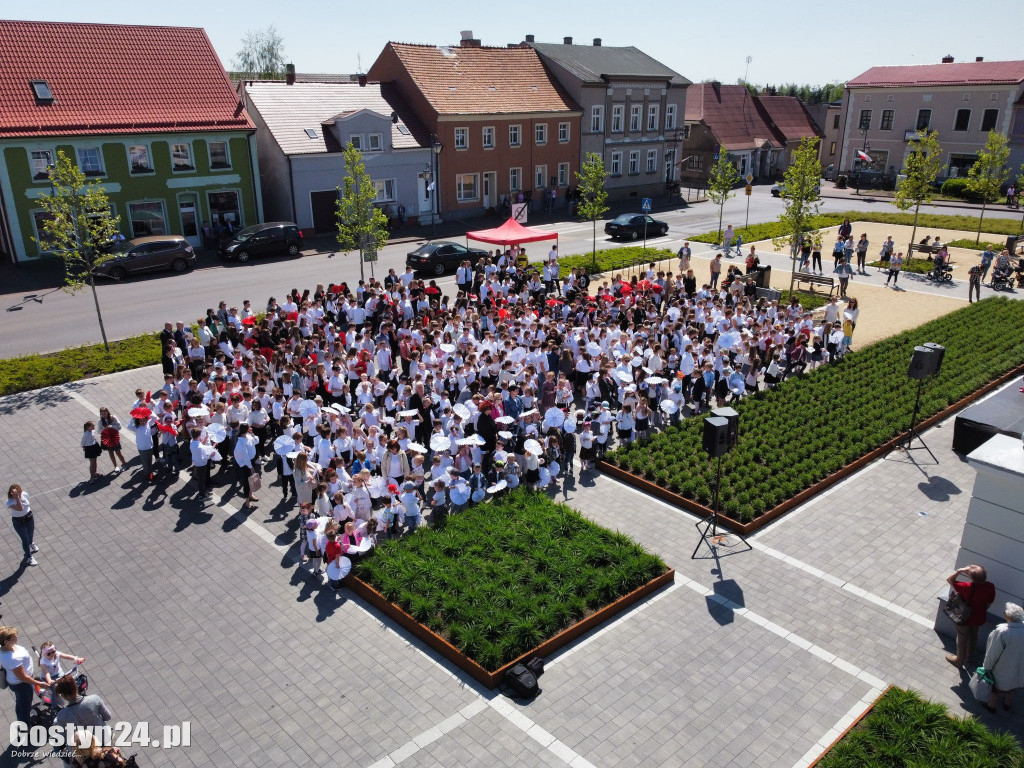 Wiosenny happening z biało-czerwoną rozetą