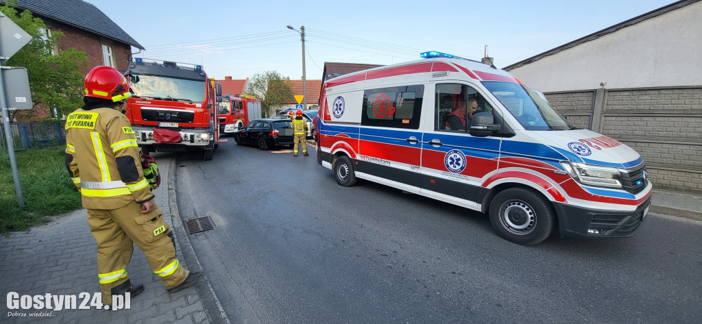 Zderzenie dwóch samochodów na skrzyżowaniu w Gostyniu