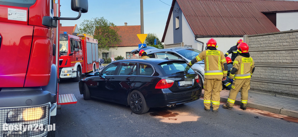 Zderzenie dwóch samochodów na skrzyżowaniu w Gostyniu