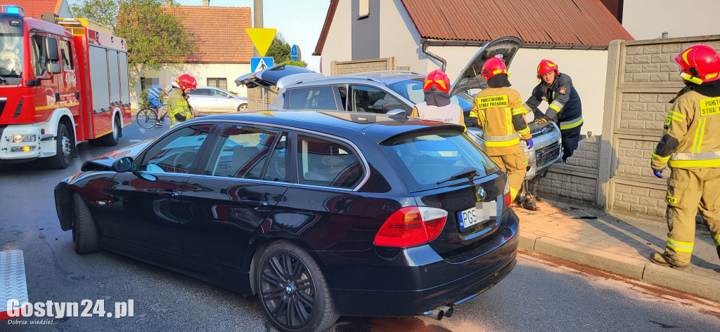 Zderzenie dwóch samochodów na skrzyżowaniu w Gostyniu