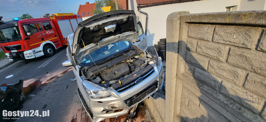 Zderzenie dwóch samochodów na skrzyżowaniu w Gostyniu