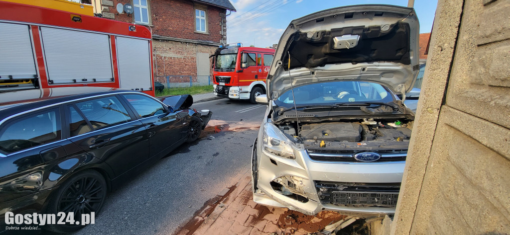 Zderzenie dwóch samochodów na skrzyżowaniu w Gostyniu