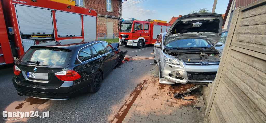 Zderzenie dwóch samochodów na skrzyżowaniu w Gostyniu