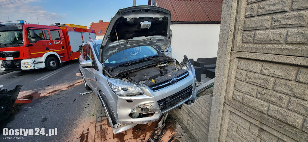 Zderzenie dwóch samochodów na skrzyżowaniu w Gostyniu