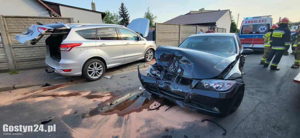 Zderzenie dwóch samochodów na skrzyżowaniu w Gostyniu