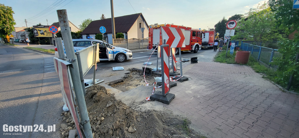 Zderzenie dwóch samochodów na skrzyżowaniu w Gostyniu