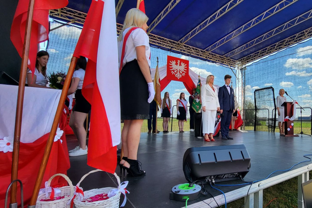 Uroczystość nadania imienia SP w Nieparcie