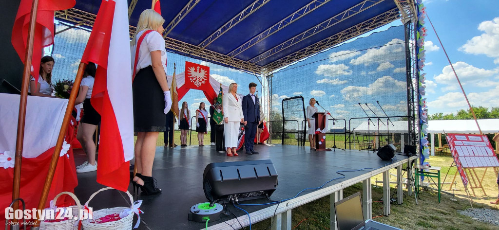 Uroczystość nadania imienia SP w Nieparcie