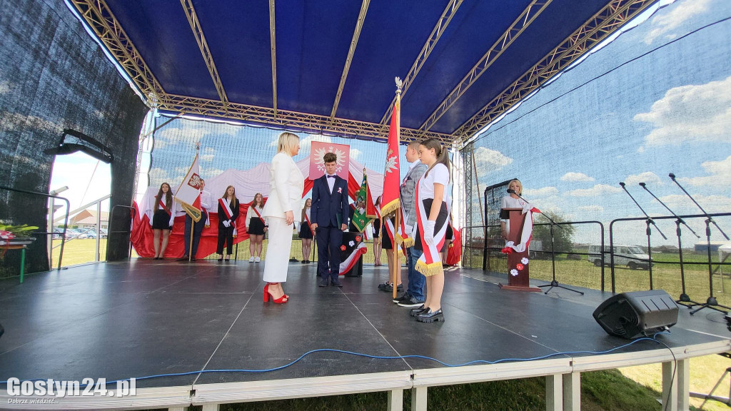 Uroczystość nadania imienia SP w Nieparcie