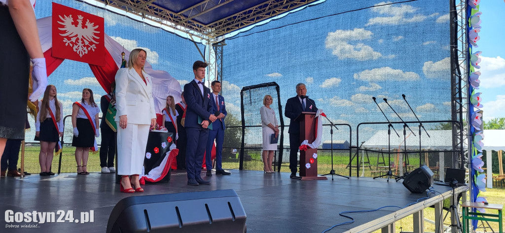 Uroczystość nadania imienia SP w Nieparcie