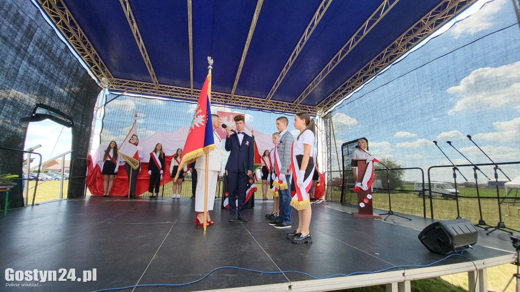 Uroczystość nadania imienia SP w Nieparcie