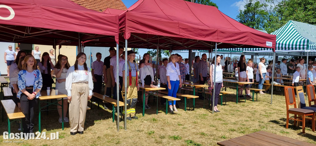 Uroczystość nadania imienia SP w Nieparcie